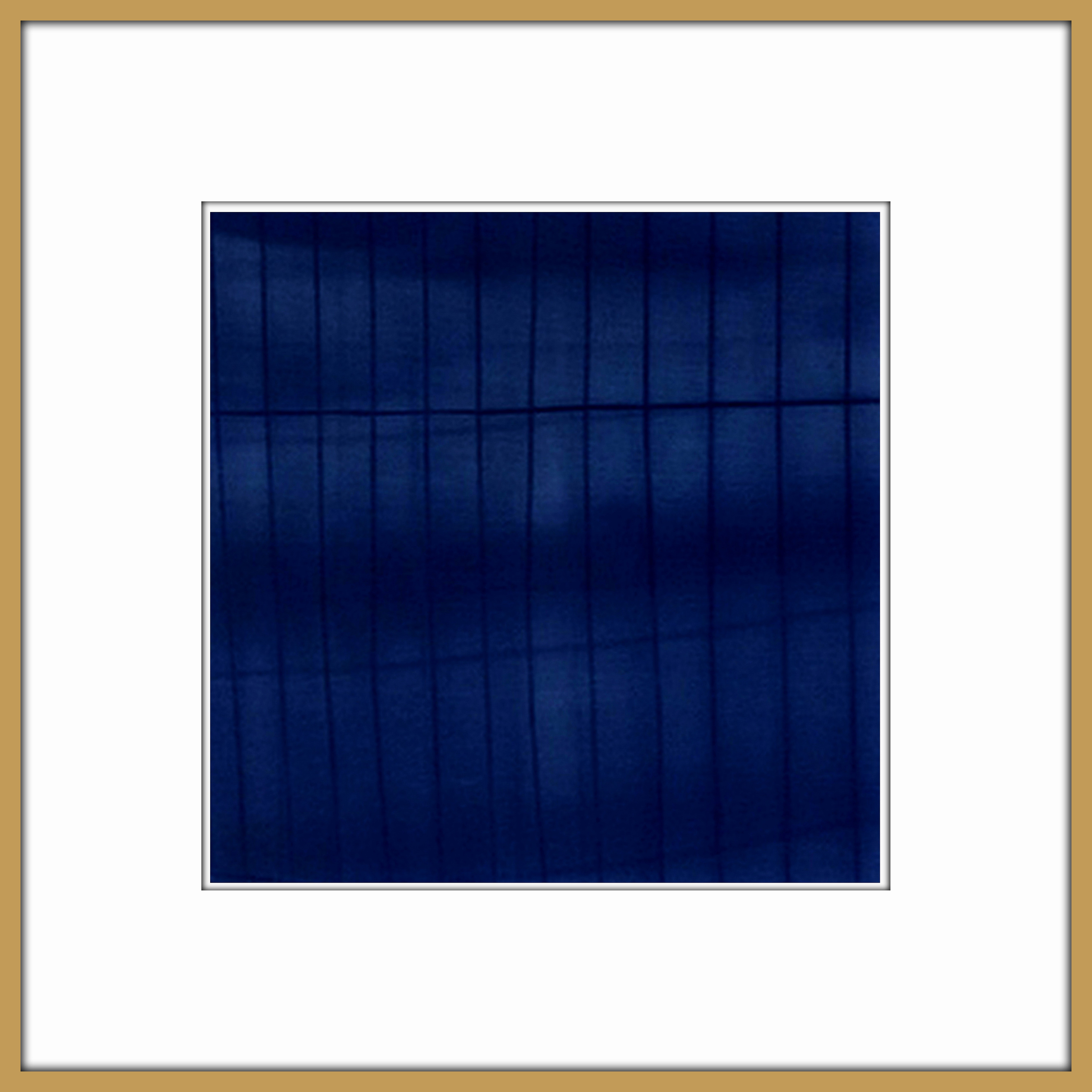 Grille - Blau, Rot, Gold davor und dahinter # 2025.03 - © Diana Hommel