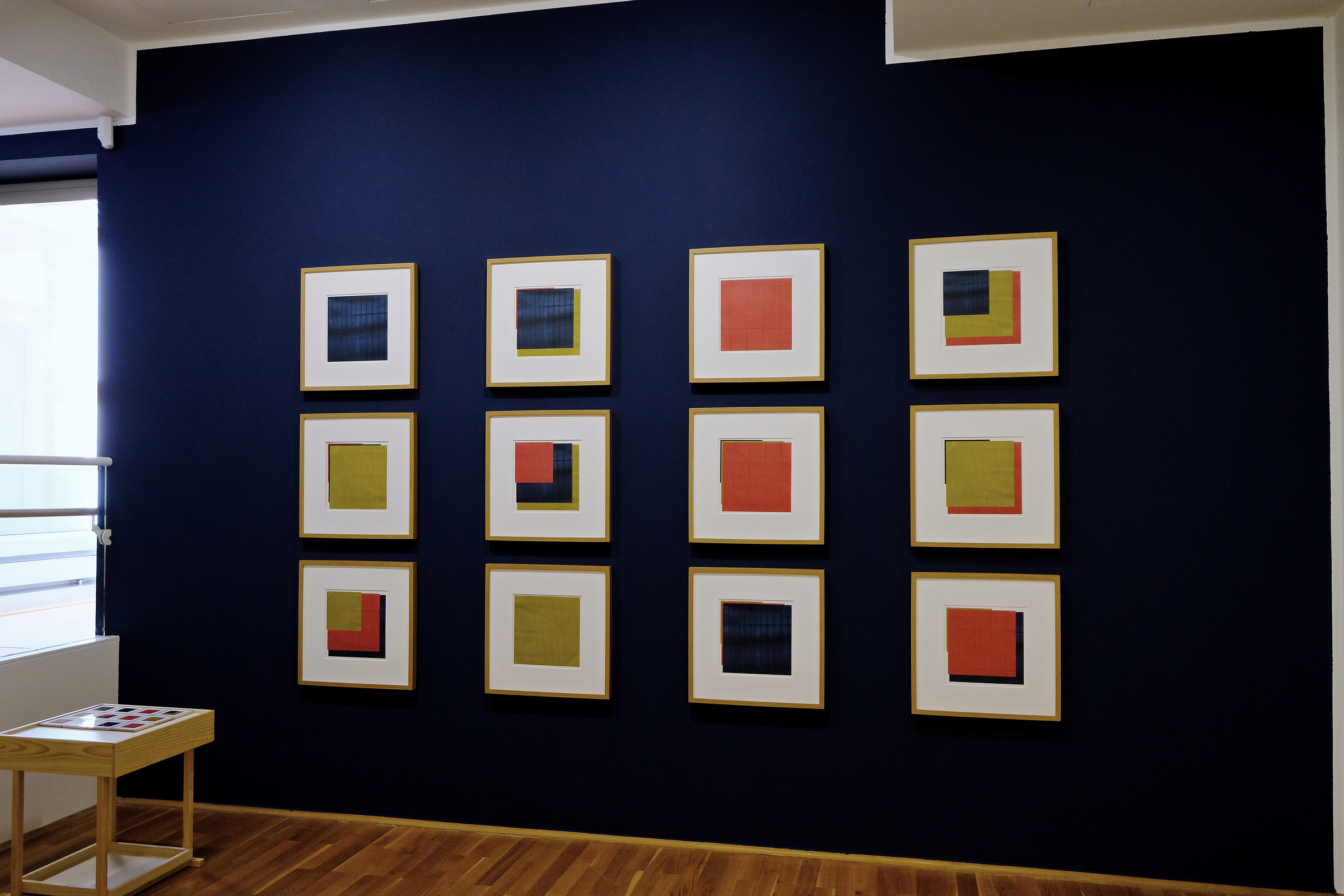 Grille - Blau, Rot, Gold davor und dahinter # 2025.03 - Kunstmuseum Mülheim an der Ruhr, 2025 - © Diana Hommel
